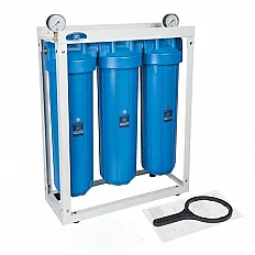 Sistem de filtrare cu 3 carcase Aquafilter Big Blue 20 TRIPLE, conexiune 1 inch alama, 3 stadii filtrare mecanica, cadru metalic, 2 manometre intrare-iesire, debit 50 litri/min