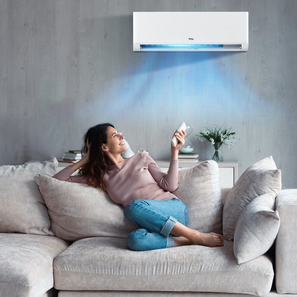 Aparat de aer conditionat TCL BreezeIN 12000 BTU, A++, AI Energy Saving, Purificare Ioni Bipolari lumina UVC, WiFi, Optimizat Incalzire, kit instalare (TAC-12CHSD/TPH21I-AI)