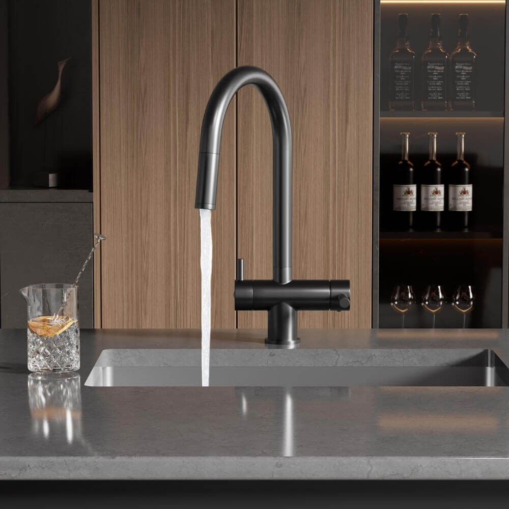 Baterie bucatarie cu 3 cai Premier Extend Black, finisaj negru mat, duș extractibil, pipa pivotanta 180°, cartuș ceramic, flux separat apa filtrata si menajera