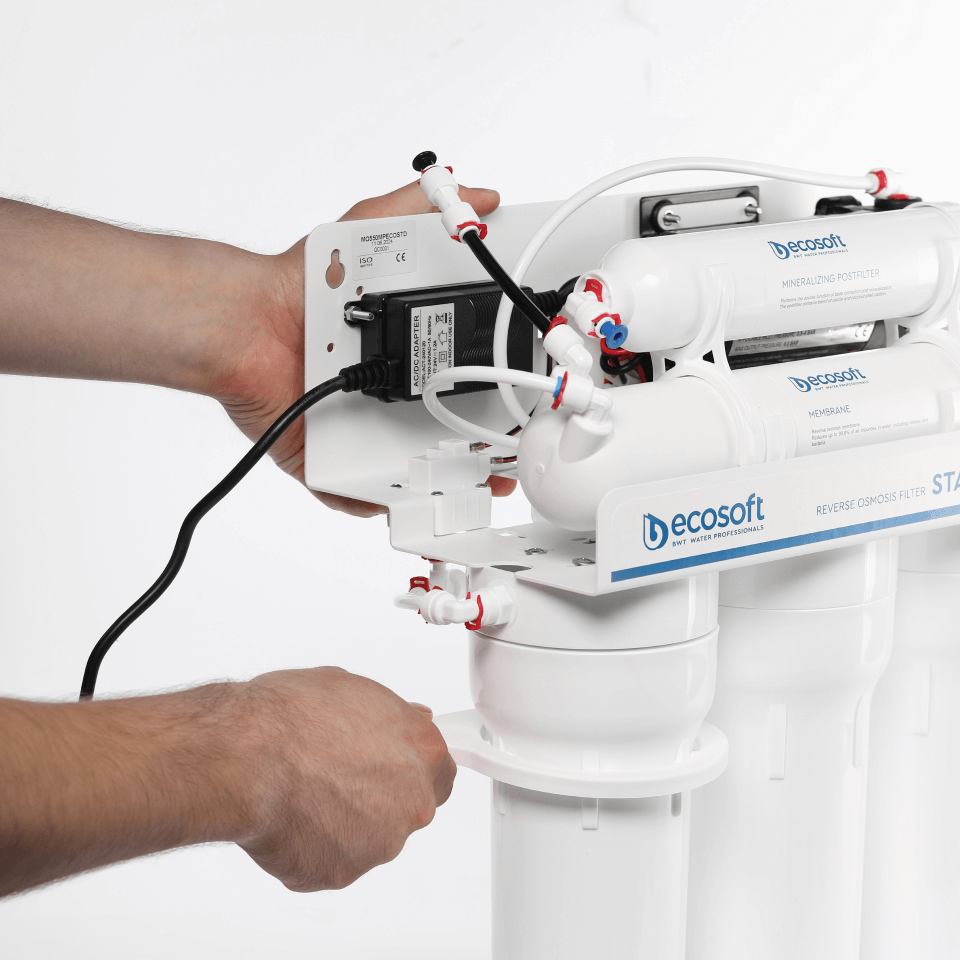 Sistem osmoza inversa cu pompa booster Ecosoft Standard PRO, 5 stadii de filtrare, membrana 50 GPD, bazin stocare 12 litri inclus, filtrare 0.0001 microni