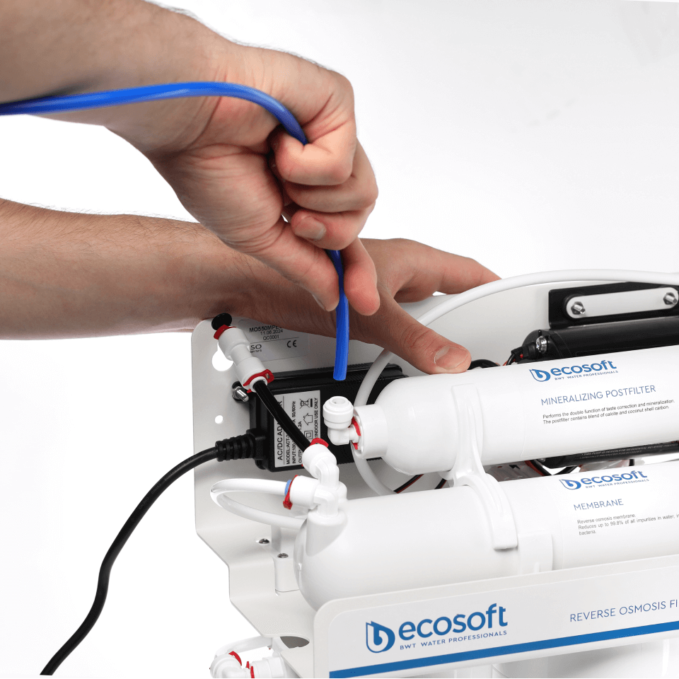 Sistem osmoza inversa cu pompa booster Ecosoft Standard PRO, 5 stadii de filtrare, membrana 50 GPD, bazin stocare 12 litri inclus, filtrare 0.0001 microni