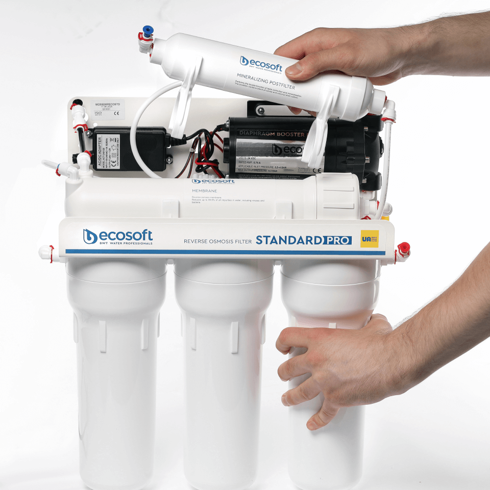 Sistem osmoza inversa cu pompa booster Ecosoft Standard PRO, 5 stadii de filtrare, membrana 50 GPD, bazin stocare 12 litri inclus, filtrare 0.0001 microni