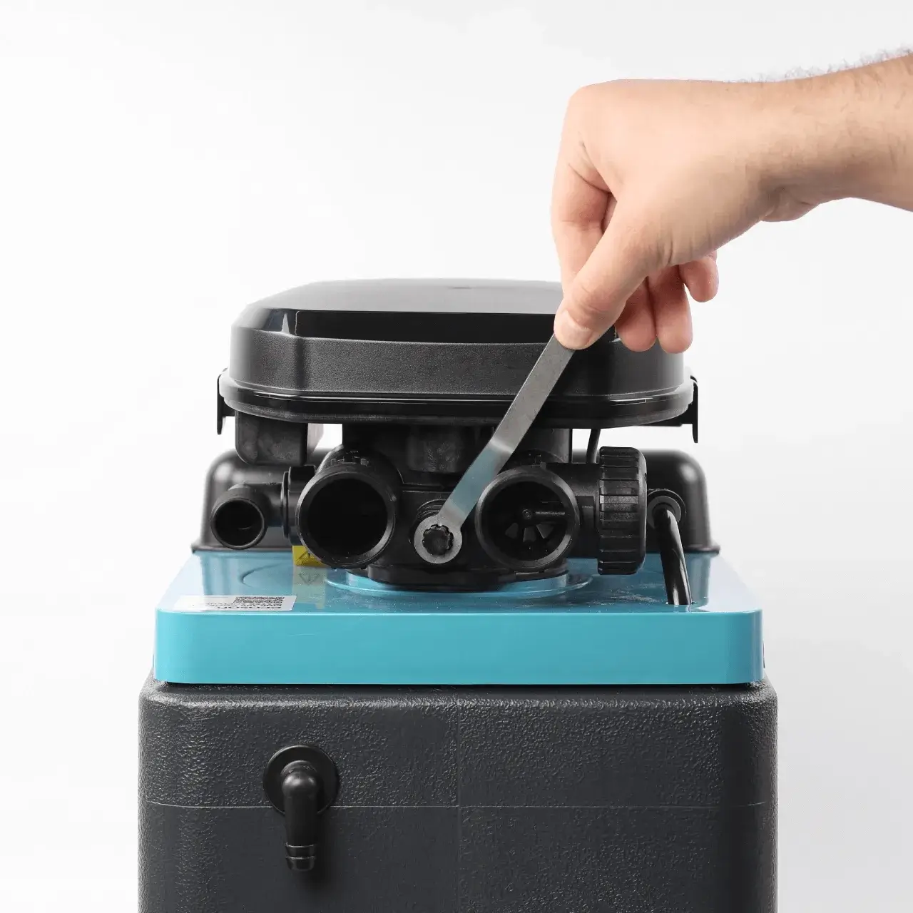Dedurizator apa cabinet FILTRO Blue 100, valva Clack DV 1 inch, 10 litri rasina Dowex, debit 1.2 m3/h, regenerare volumetrica sau temporizata, inaltime 47 cm