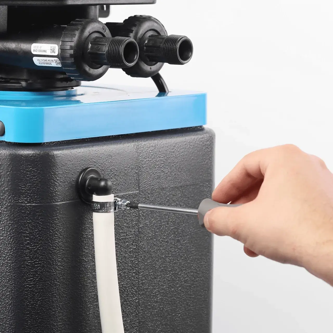 Dedurizator apa cabinet FILTRO Blue 100, valva Clack DV 1 inch, 10 litri rasina Dowex, debit 1.2 m3/h, regenerare volumetrica sau temporizata, inaltime 47 cm
