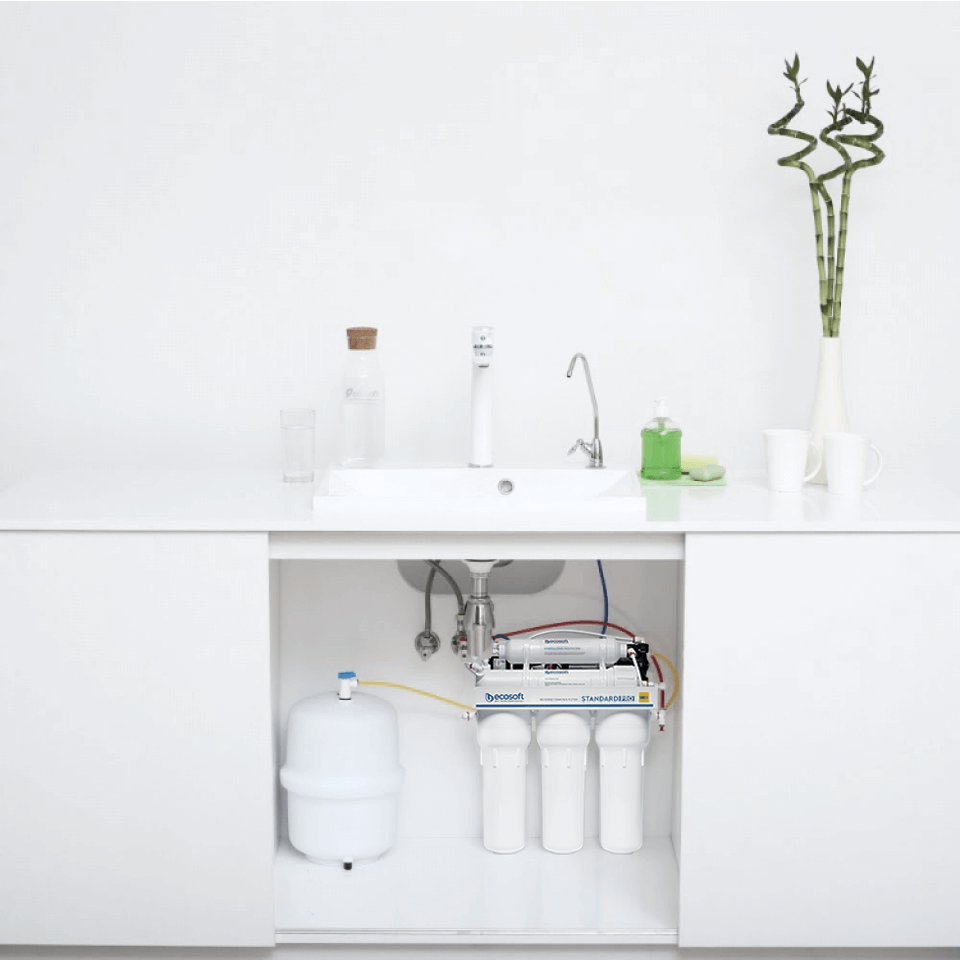 Sistem de osmoză inversă Ecosoft Standard PRO, 5 stadii cu remineralizare, membrană 50 GPD, pompă booster inclusă și bazin de stocare 12 litri BPA Free