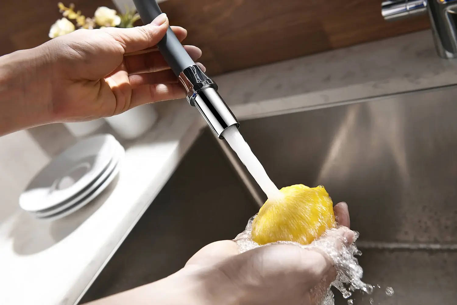 Baterie de bucatarie cu 3 cai Premier 3CC Bridge, pipa pivotanta 180 grade din inox, finisaj gri lucios, dublu comanda pentru apa calda, rece si filtrata, cartus ceramic