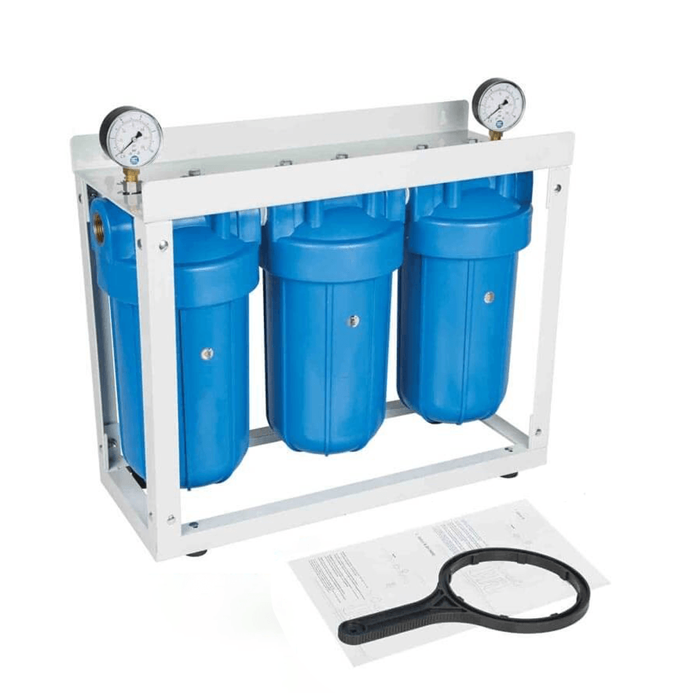 Sistem de filtrare cu 3 carcase Aquafilter Big Blue 10 inch, conexiune 1 inch alama, cadru metalic, manometre intrare-iesire, debit 35 l/min, filtrare mecanica in 3 stadii